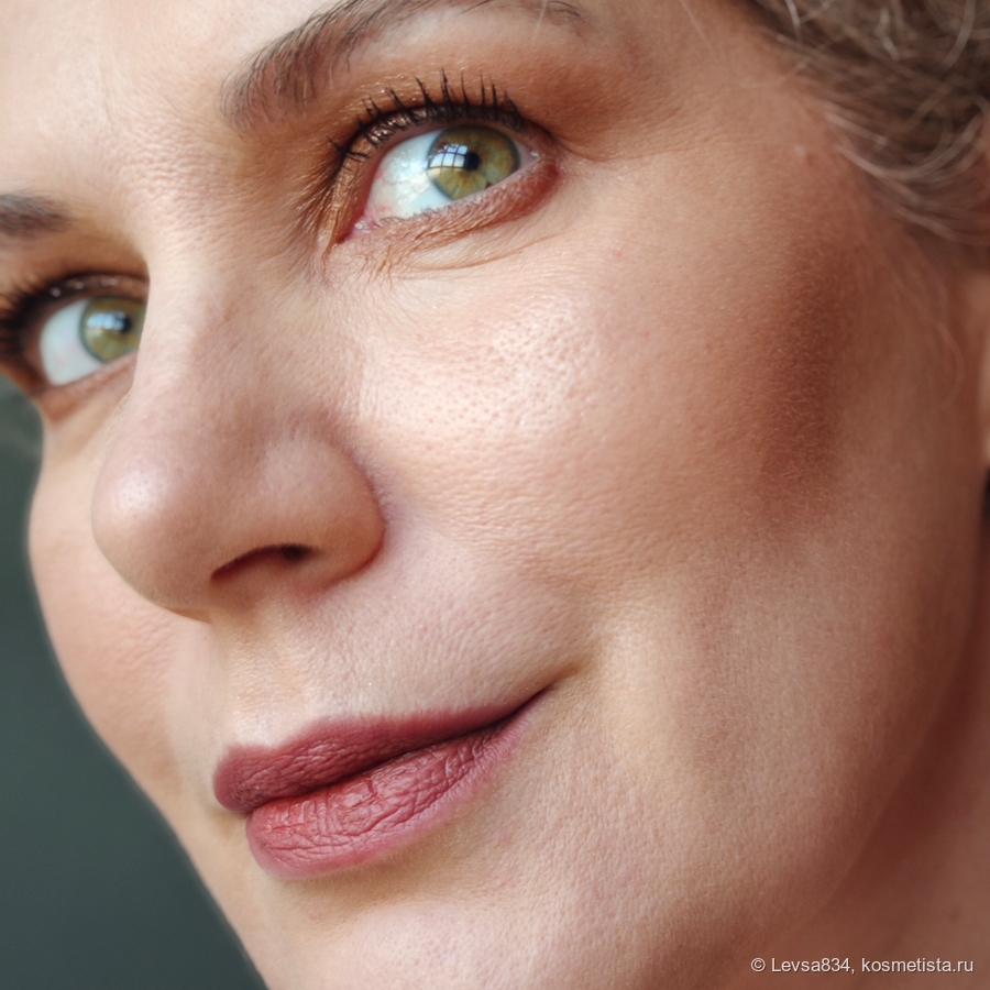 На Stone нанесена тонко оранжевая помада