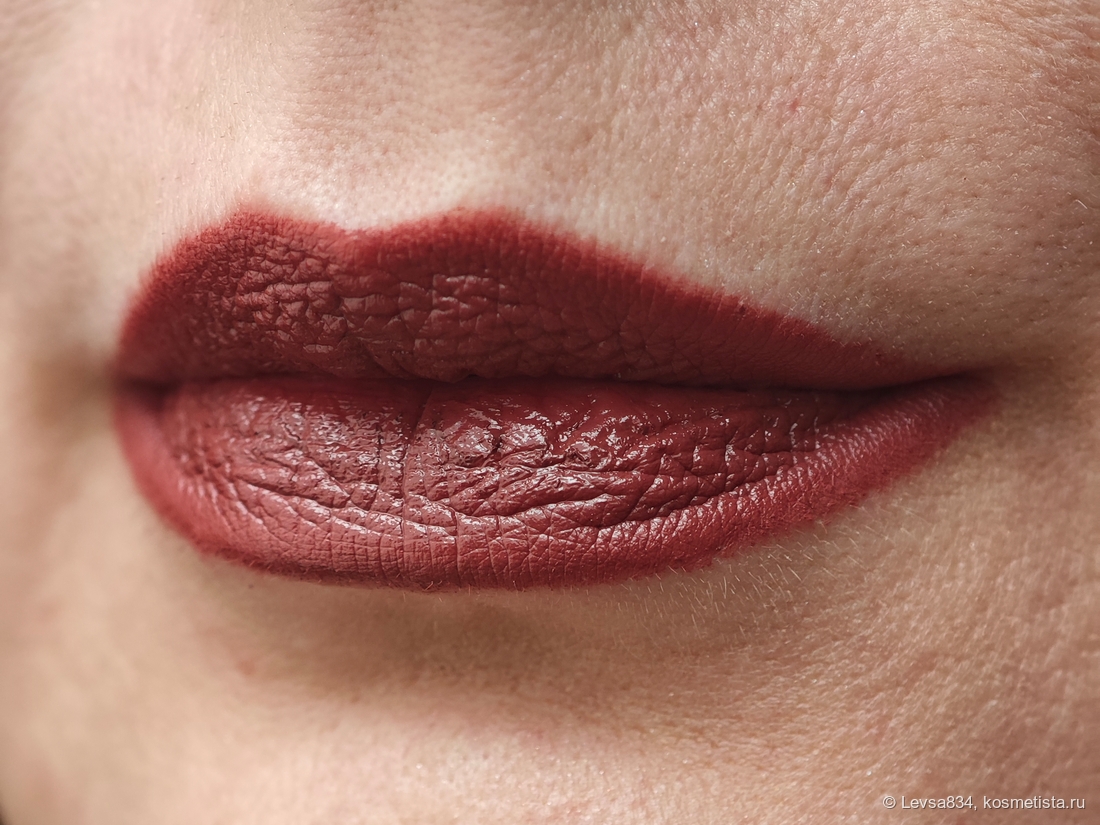 Здесь помада нанесена более плотно и с контурным карандашом