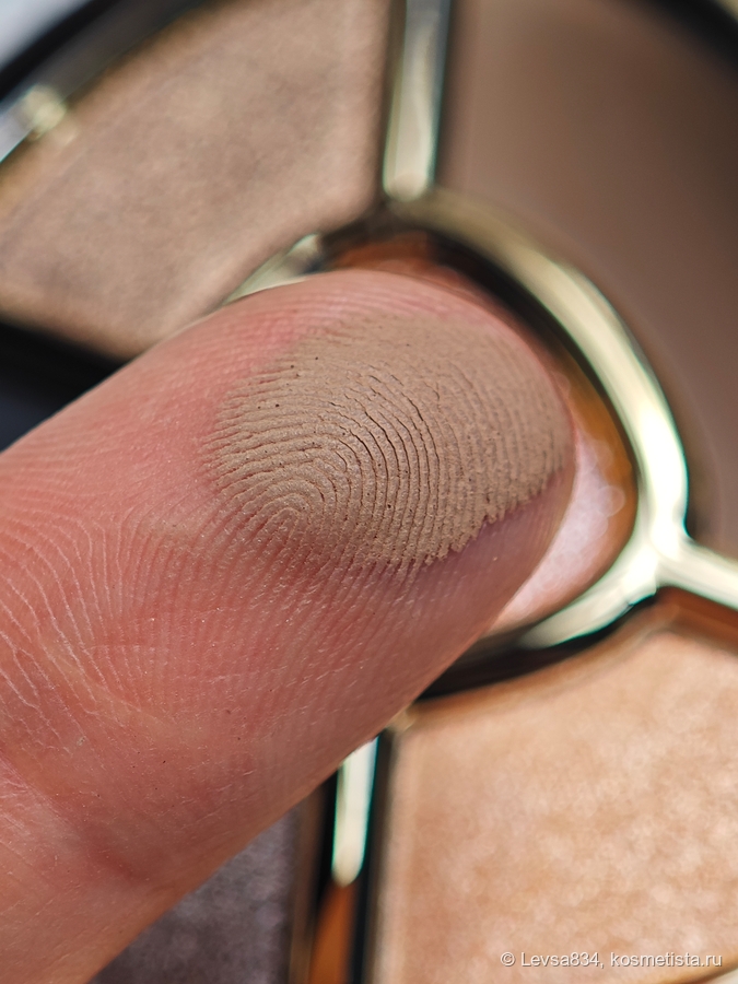 На моей коже он выглядит теплее, чем есть