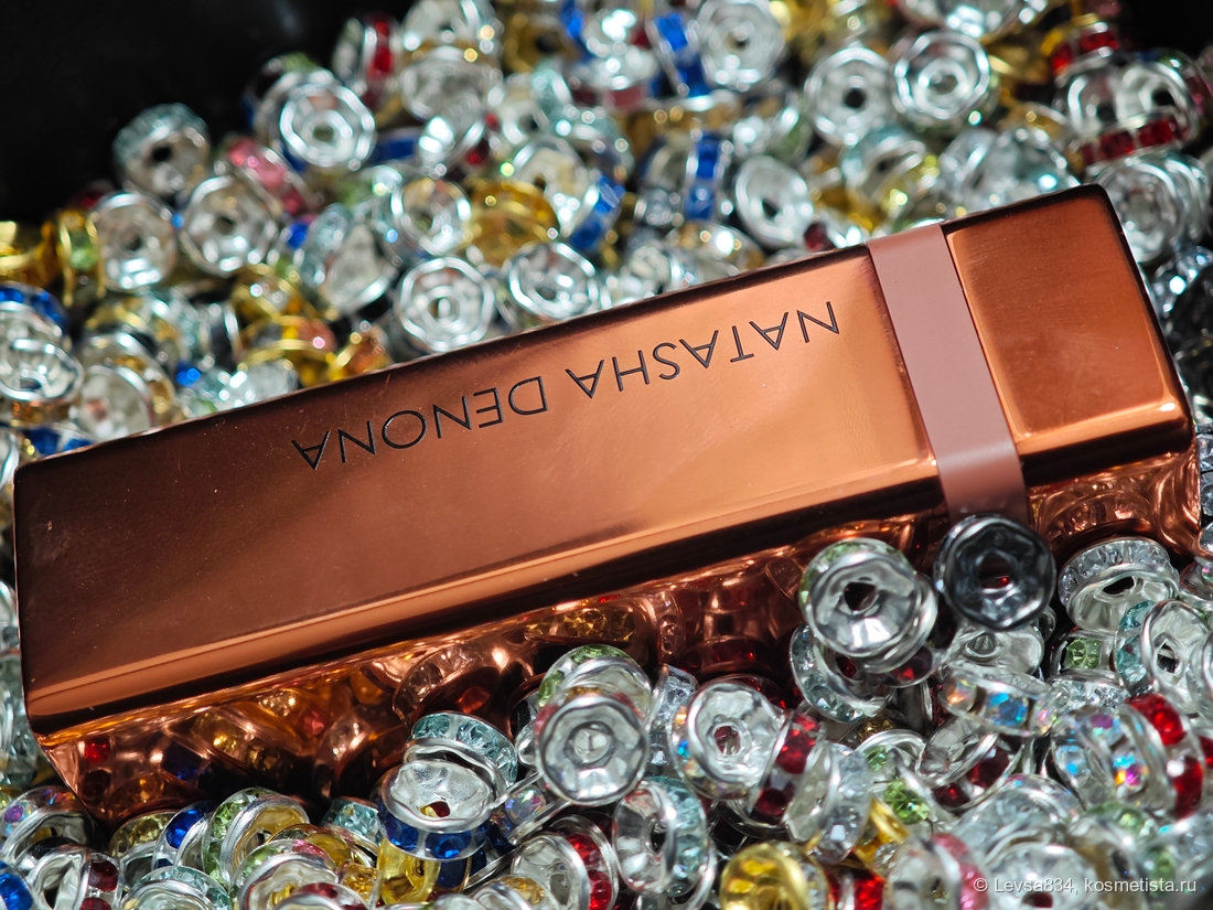 По пояску и можно догадаться об оттенке помады, и на фоне тёмно-оранжевого основного цвета он выглядит действительно чуточку более прохладным... Но розовый...неее.