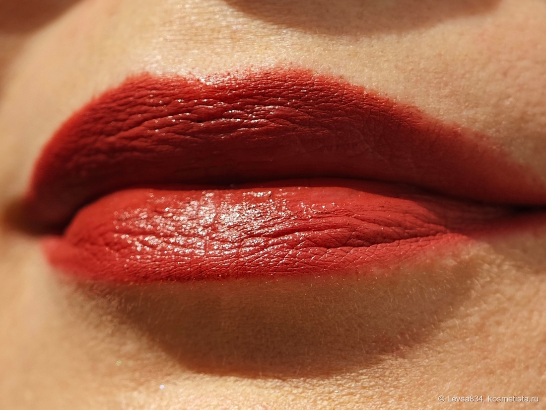 На ярком солнце хорошо виден сияющий финиш сатиновой помады