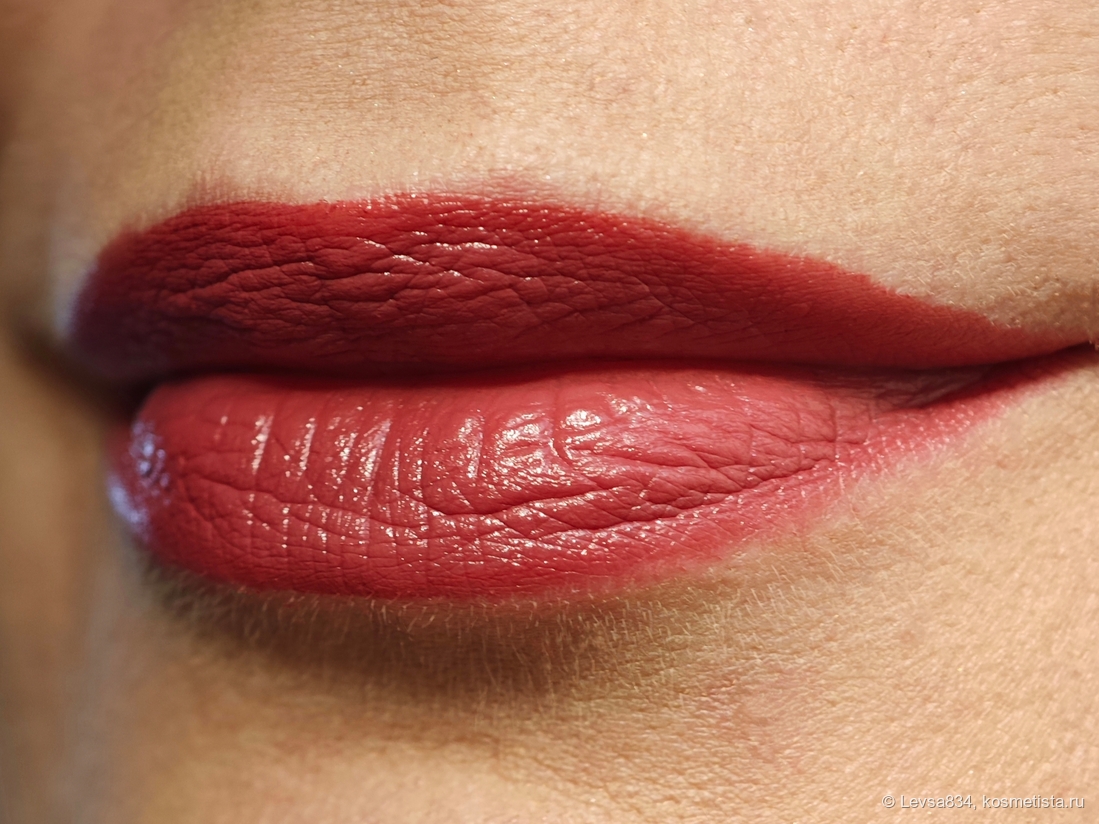 Помада нанесена тонко и без участия контурного карандаша. Естественное освещение