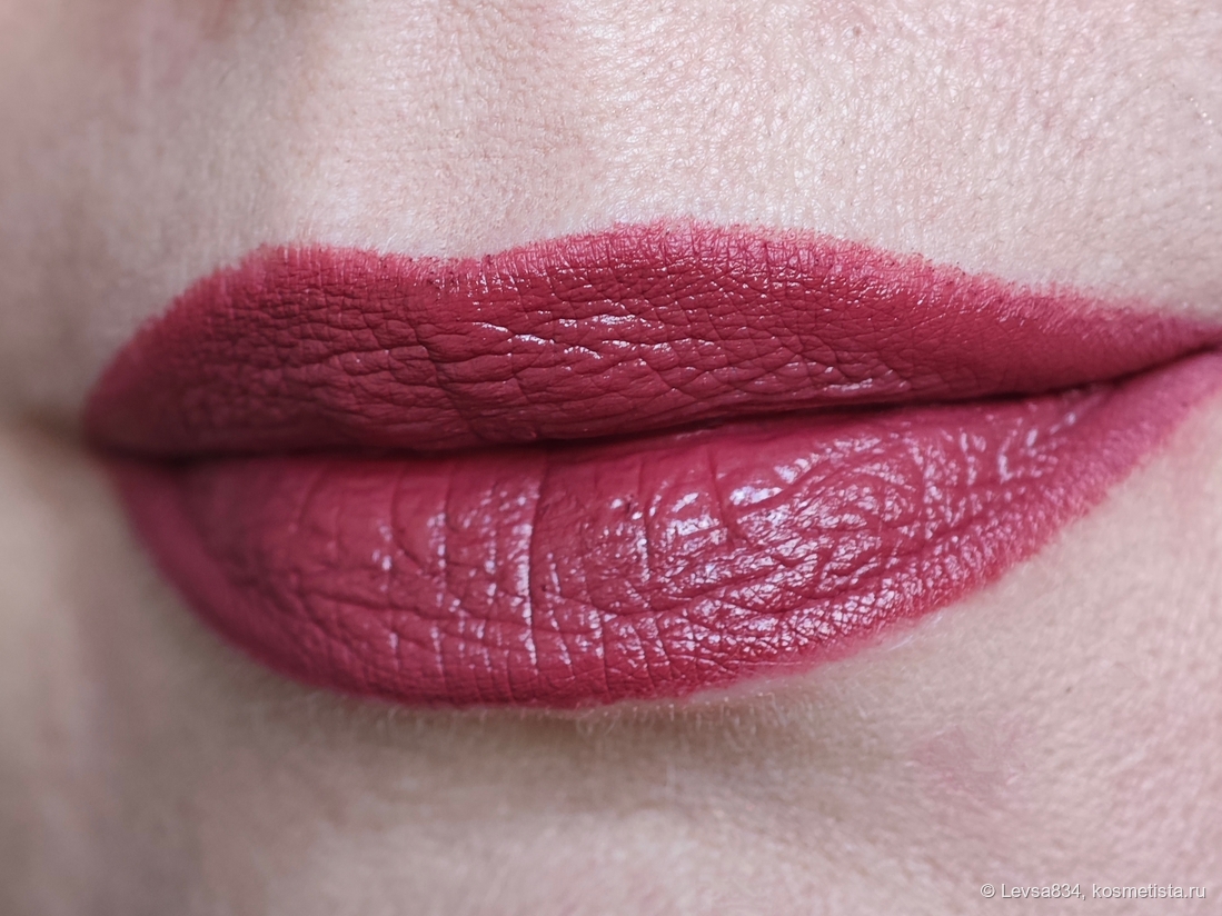 Здесь помада нанесена плотно, контур обрисован карандашом