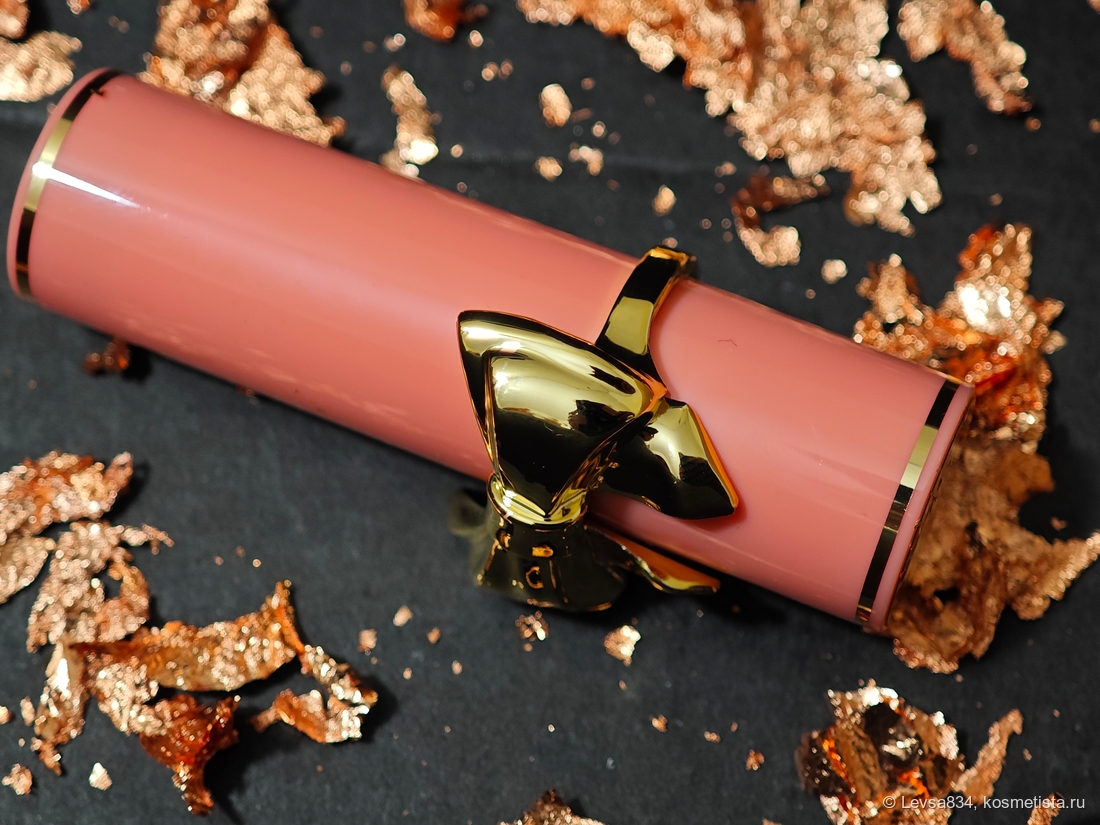 Бантик хорош тем, что заякоривает помаду на поверхности и ге даёт ей укатиться. Да не, он просто красивый.