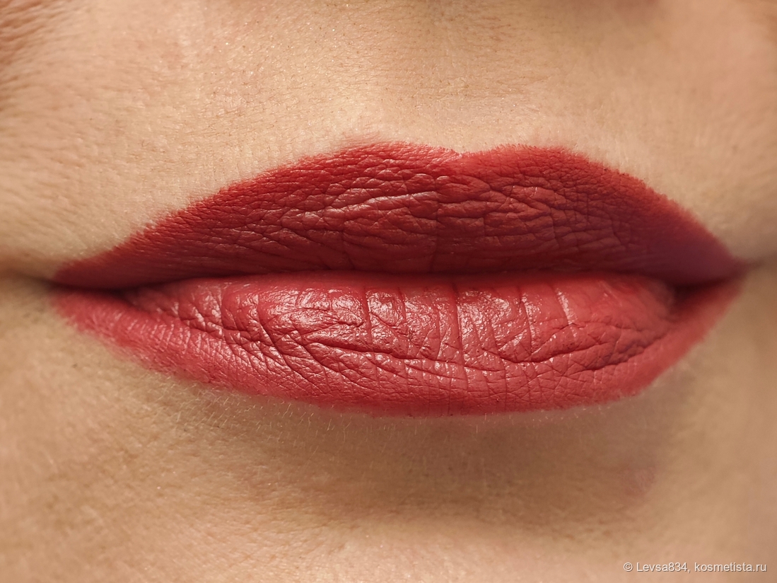 Здесь тоже есть контурный карандаш для сглаживания несовершенств контура губ