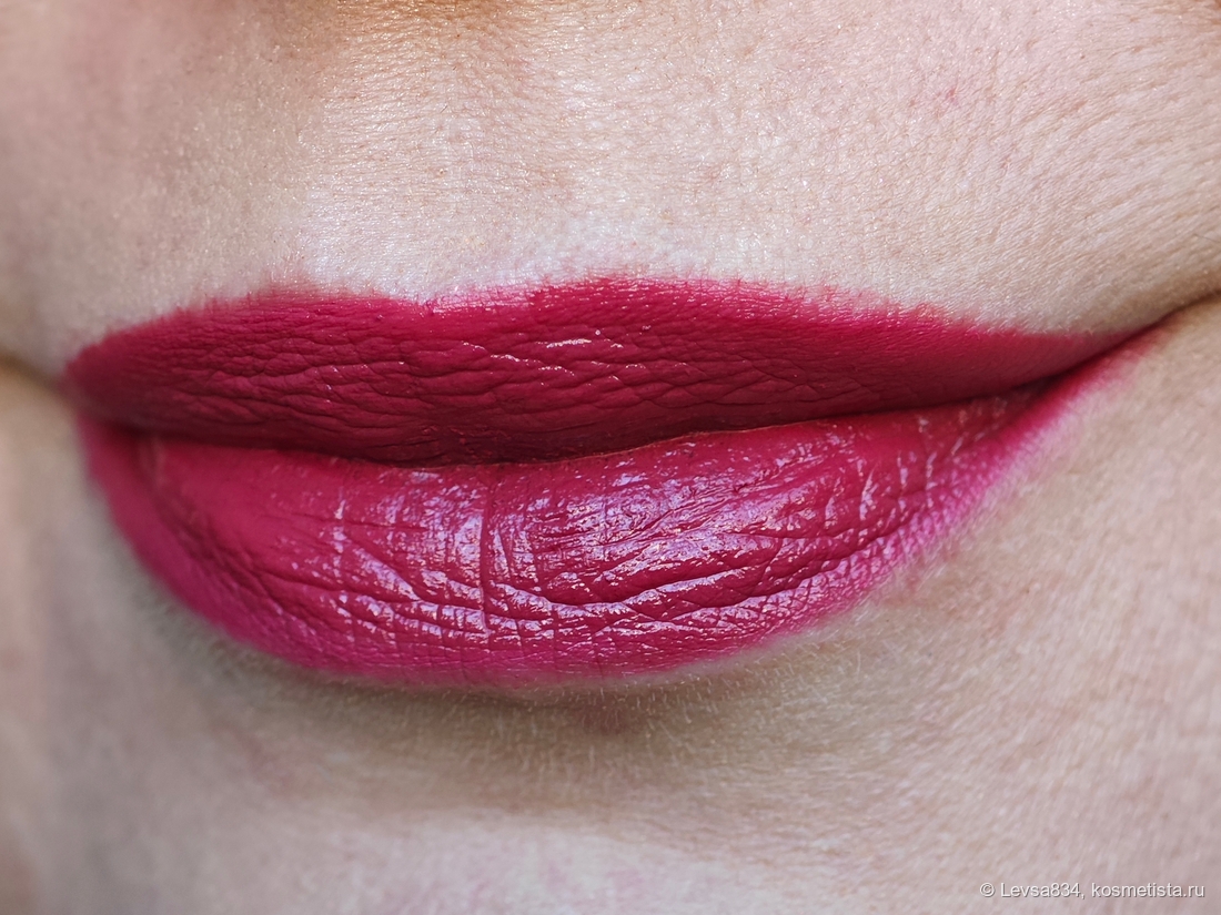 Помада на очень сухих губах, у окна