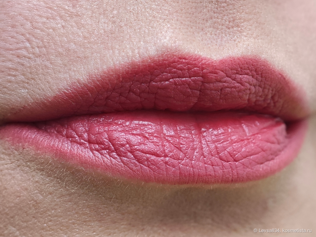 Карандаш по контуру и помада кистью очень тонким слоем. Классно, да, но цвет покрытия совсем бледный получился. Но всё равно видно, что кожа губ мягкая и увлажнённая.
