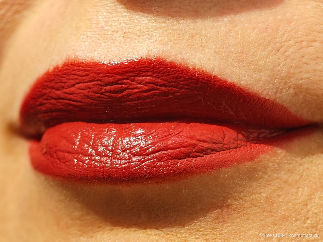 С карандашом, на солнце, два слоя. Каких трудов мне стоило сделать этот макияж, аж руки тряслись от напряжения и около уголка контур всё ж сорвался, прошу пердон