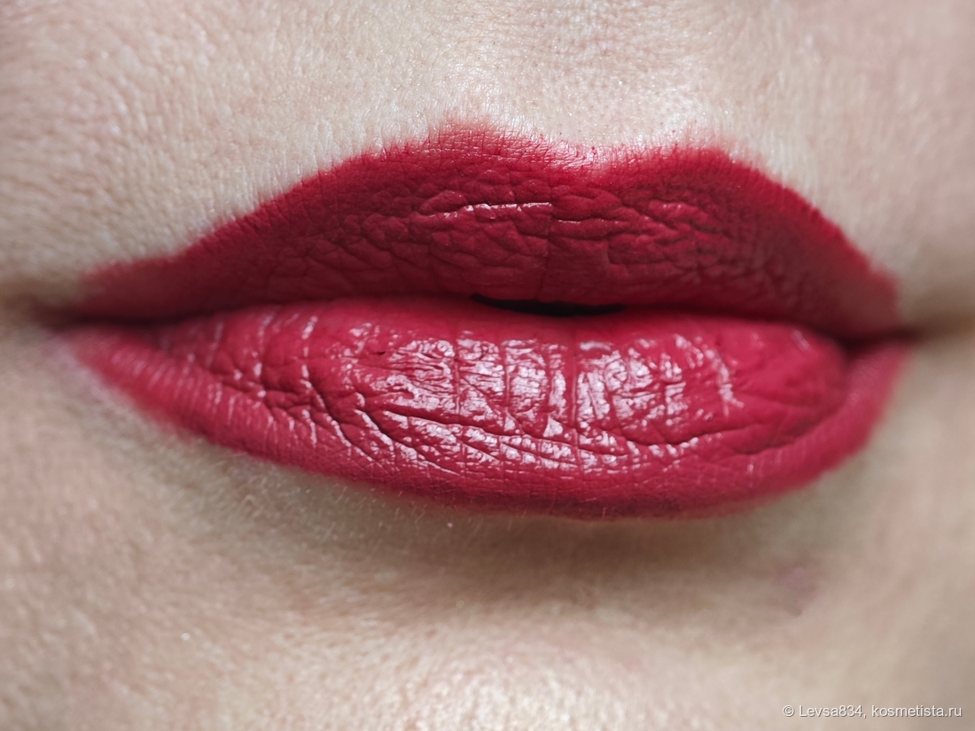 Обещанный кошмар после чаепития (хорошее название для ужастика, чур, занято). Два слоя помады, чай и усы. На чашку страшно было смотреть тоже.