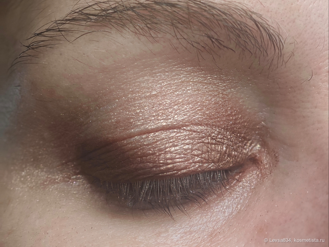 Здесь как раз видно частицы во внутреннем уголке, это я опять взяла свою тяжёлую руку виесто лёгкой. Наносила кистью. Убираются частицы легко