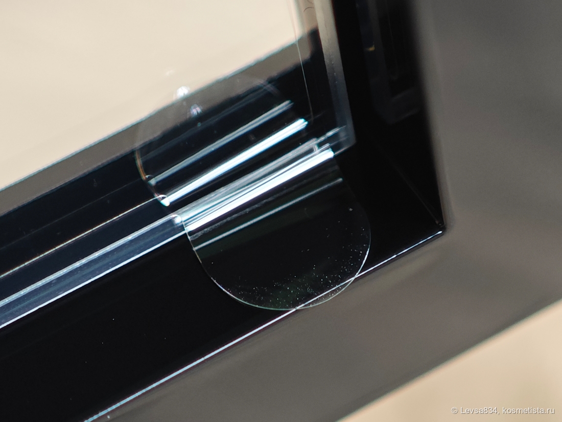 Вот же - не нужно корябать зеркало, поддевая ногтями плёнкин край