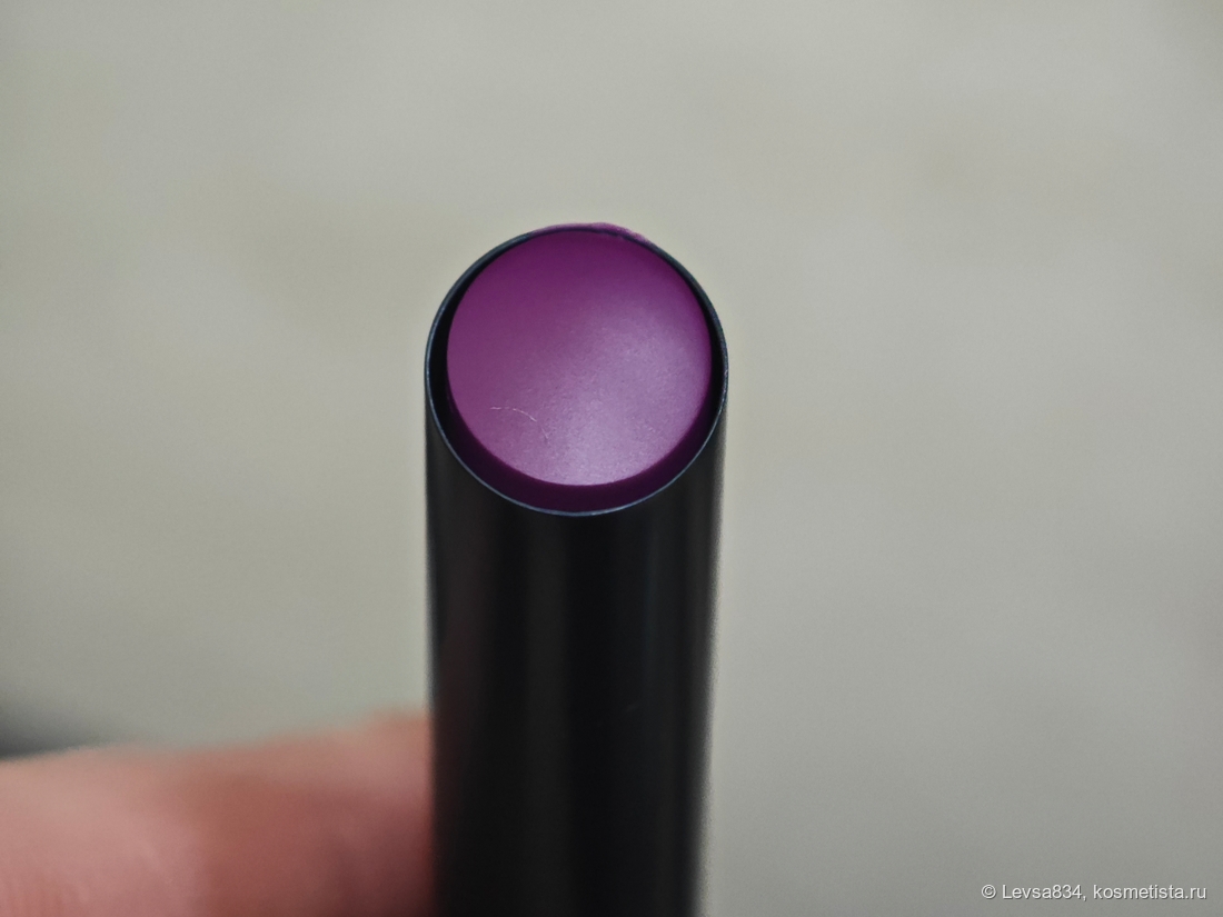 Цвет стика так, каким видят его мои глаза. Предупреждаю сразу: я за правду, поэтому скрывать не буду, стик трётся о край пластикового патрона, в котором он сидит, хочу я того или нет, сам, без нажатия, и это видно.