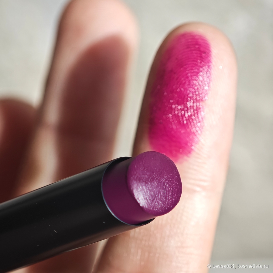 Без слов: сравните цвет стика и свотча на подушечке пальца. В тени, один слой.