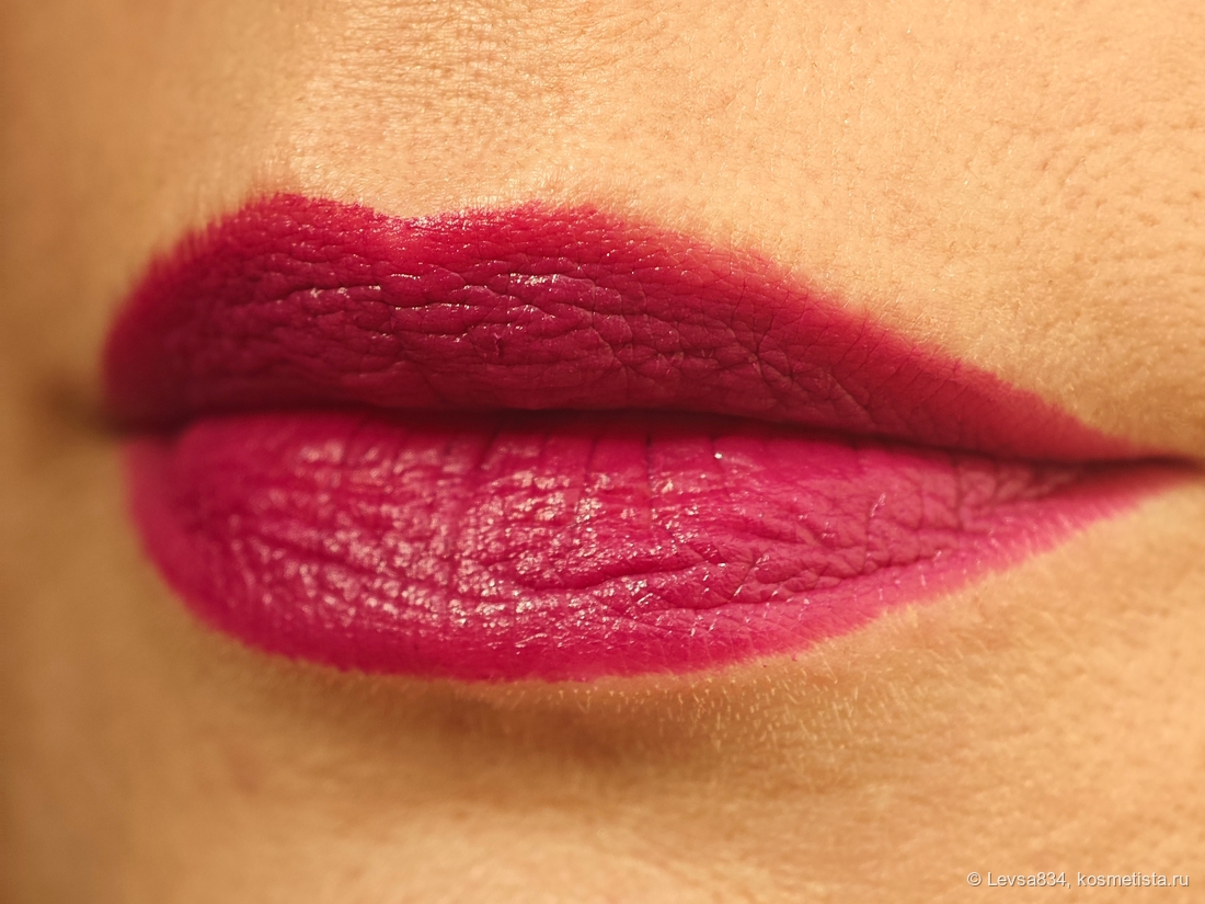 Солнце. Сухих участков кожи на губах нет, а если бы имелись, помада подчеркнула бы их очень сильно