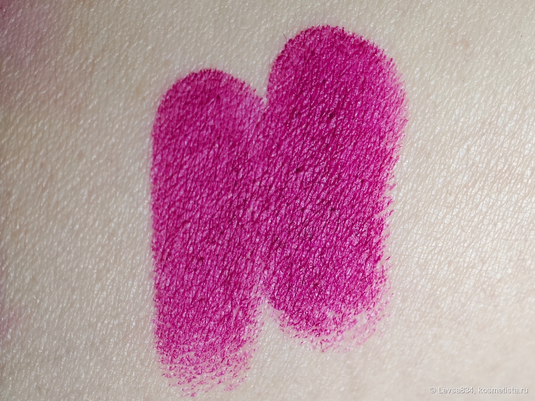 Даже на свотче руки видно, как сильно помада подчёркивает невидимый рельеф кожи и бугрится на краю