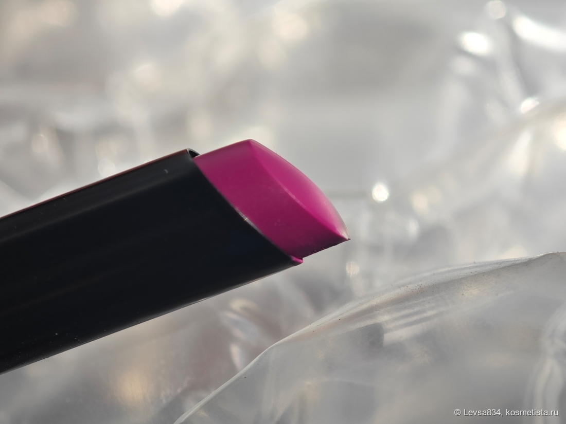 На солнце цвет стика преображается. Я даже не знаю, каким он мне нравится больше, тёмной свёклой или светлой. Но давайте дождёмся свотчей.