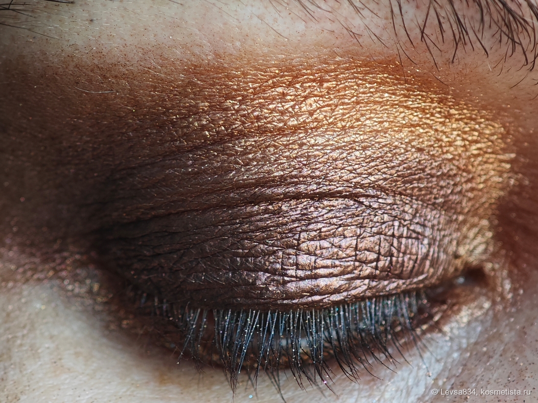 Оттенок 1 нанесён на всё подвижное веко.