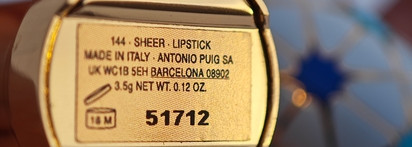 Универсальный оттенок и уникальный дизайн - помада Carolina Herrera Sheer Lipstick 144 Fabulous Nude + Fabulous Lipstick Cap Spark of Luck