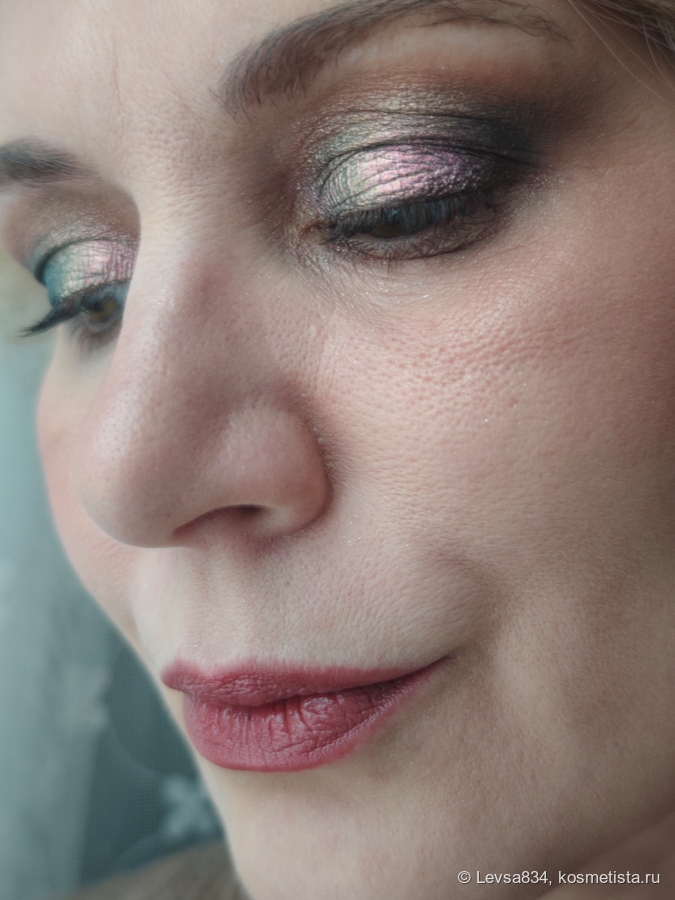 Помада в макияже не перетягивает внимание на себя