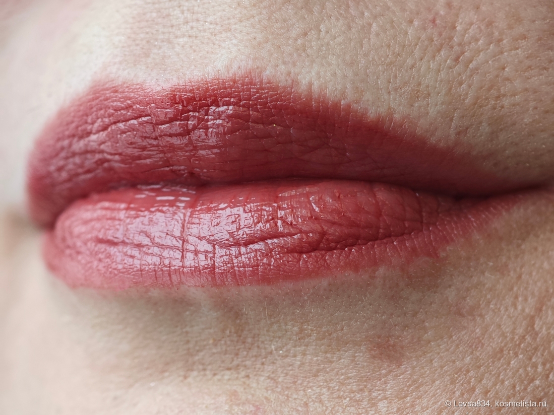 Здесь как раз видна неравномерность покрытия на внутренней части губы - пигмент словно стёк в складки. Это не критично и в жизни не заметно.