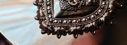 И снова знакомый вензель: чудесный хайлайтер от бренда, ставшего любимым: Dolce & Gabbana Everlift Luminizer 00 Universal Light