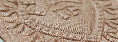 И снова знакомый вензель: чудесный хайлайтер от бренда, ставшего любимым: Dolce & Gabbana Everlift Luminizer 00 Universal Light