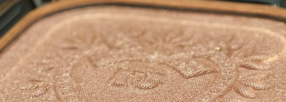 И снова знакомый вензель: чудесный хайлайтер от бренда, ставшего любимым: Dolce & Gabbana Everlift Luminizer 00 Universal Light