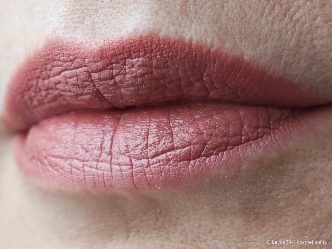 Здесь два тонких слоя покрытия - этот макияж я нанесла после приёма пищи, на сухие губы. Губы в хорошем состоянии.