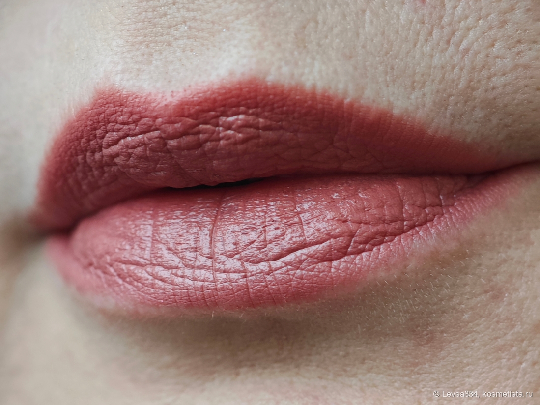 Три плотных слоя, губы в хорошем состоянии. Нижняя губа выглядит действительно более гладкой и объёмной, чем без помады