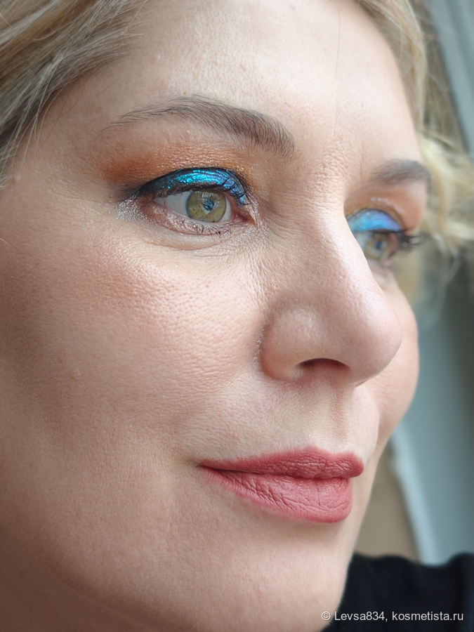 И даже в очень ярком макияже этот оттенок кажется уместным