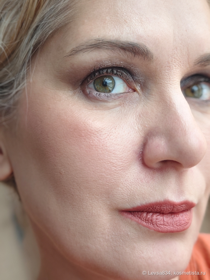 В более спокойном (и холодном) макияже помада становится если не лидером, то равноценным участником