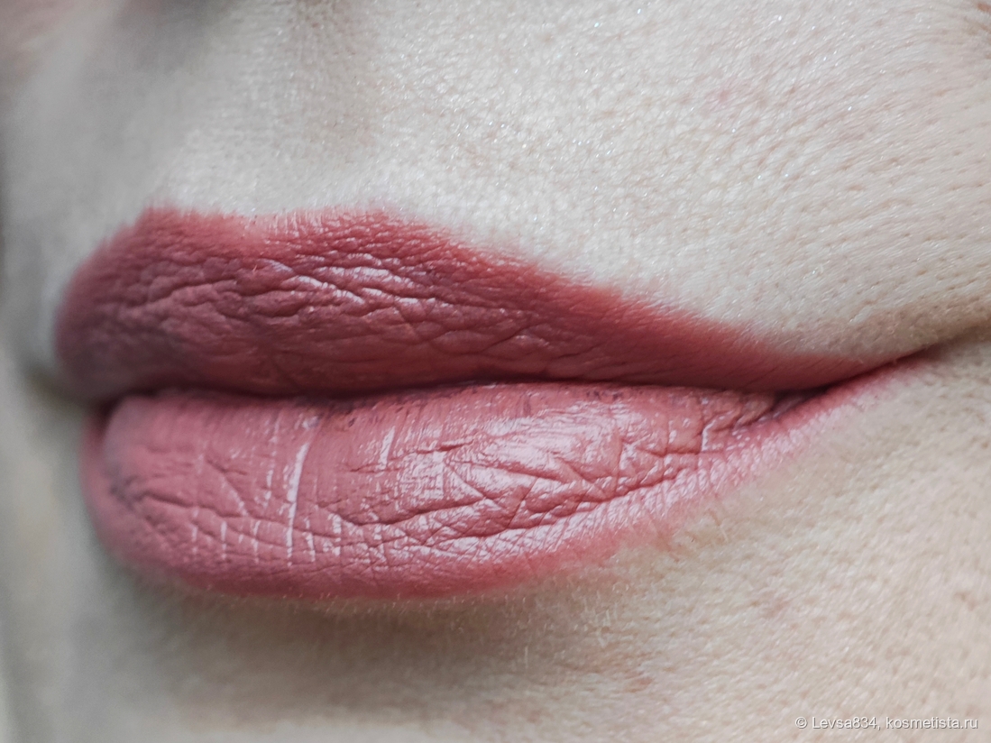 Помада на очень сухих губах, в центре на стыке губ видны неравномерно прокрашенные участки. Контурнного карандаша нет ни на одном снимке. Прекрасно виден финиш - сатиновым его назвать сложно.