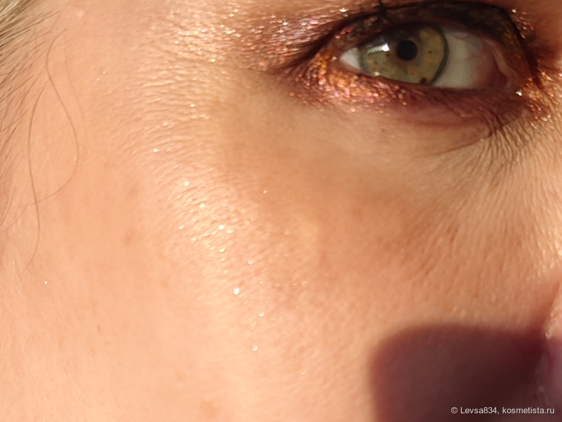 А это закатное солнце, макияжу более 6 часов, уже на носу не осталось тонального и губы за два коротких выхода на мороз высохли, а хайлайтер сидит себе спокойно и мерцает.