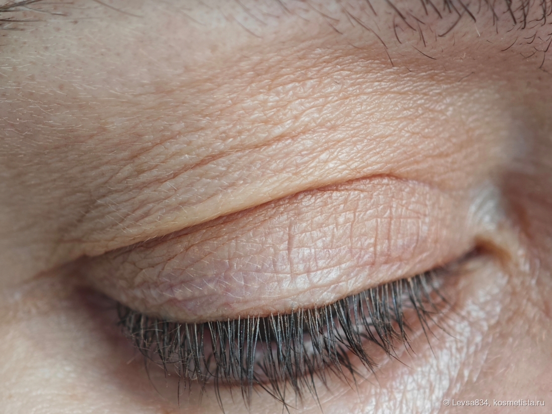 Бронзер в качестве теней на всём веке, нанесён кистью тонким слоем