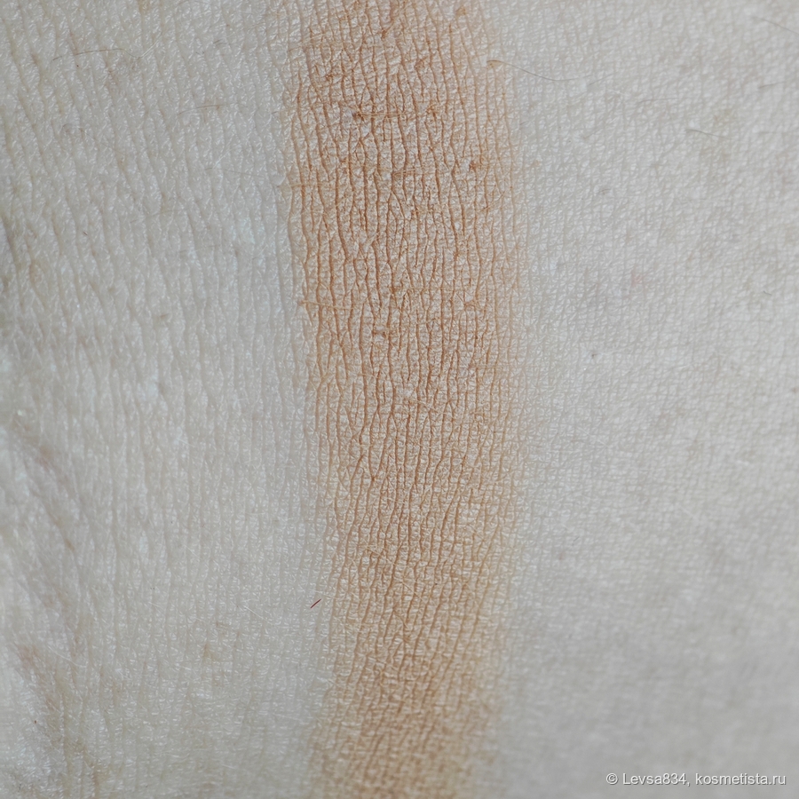 Плотный свотч пальцем - аидна тонкая текстура бронзера