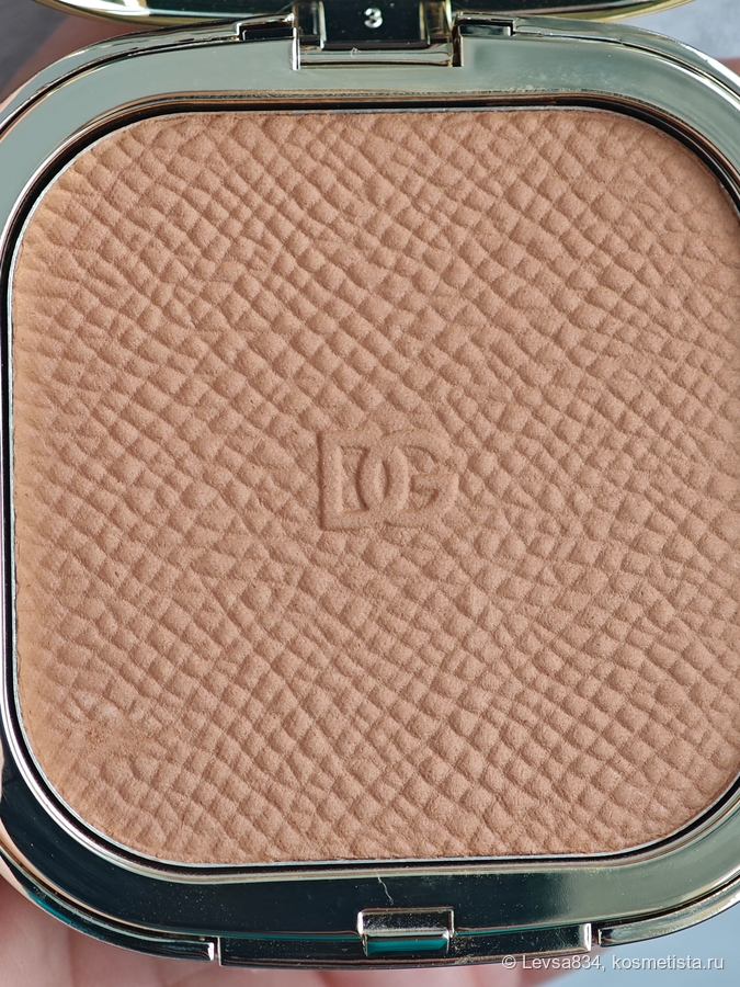 При первом же тестировании бронзер слегка пострадал в руках ловкой Лены, не обращайте внимания.