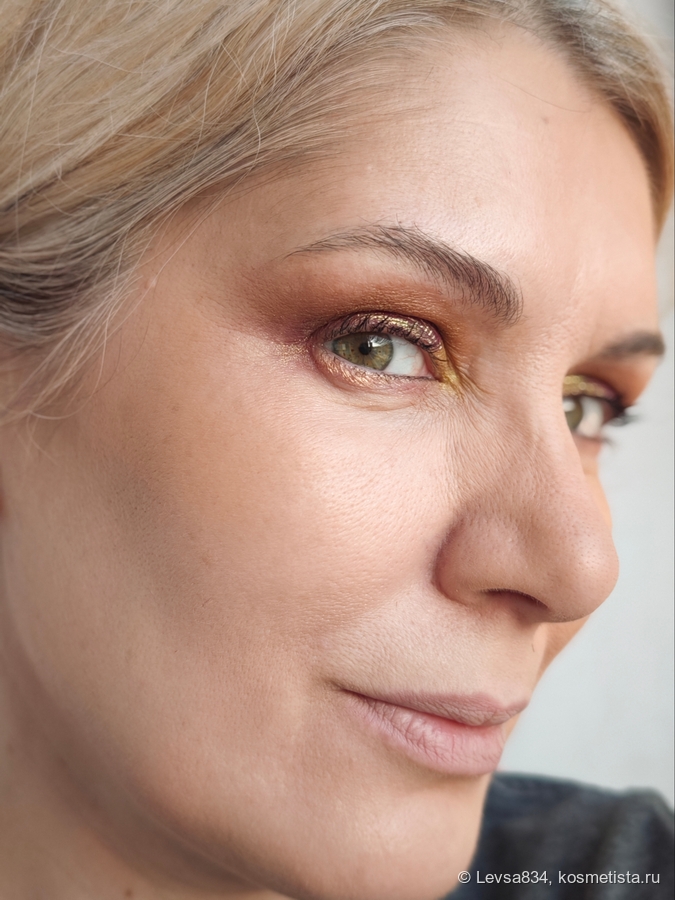 Здесь бронзер играет главную роль в макияже, румян нет