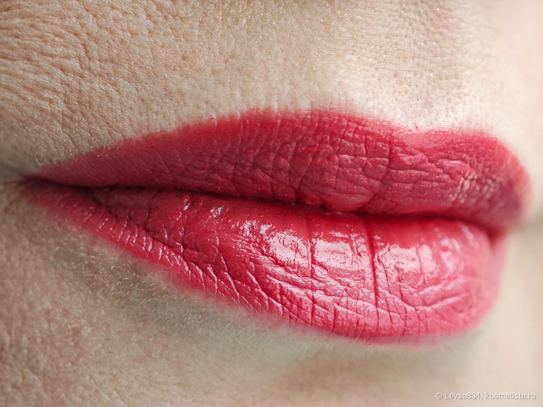 З слоя, заметно, что помада с сухой кожей губ не дружит, а это значит, что зимой пользоваться такой формулой нецелесообразно