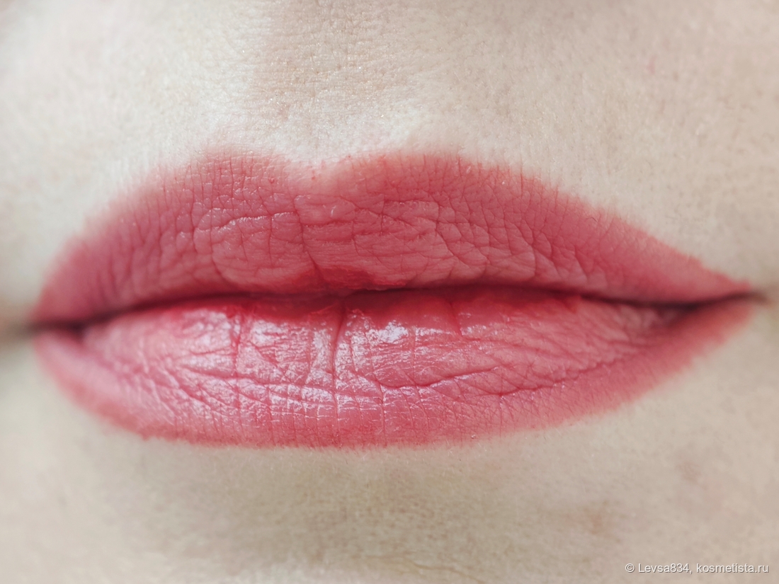 Так губы выглядят после полного впитывания покрытия в кожу губ, оттенок остался, но сухие участки подчёркнуты.