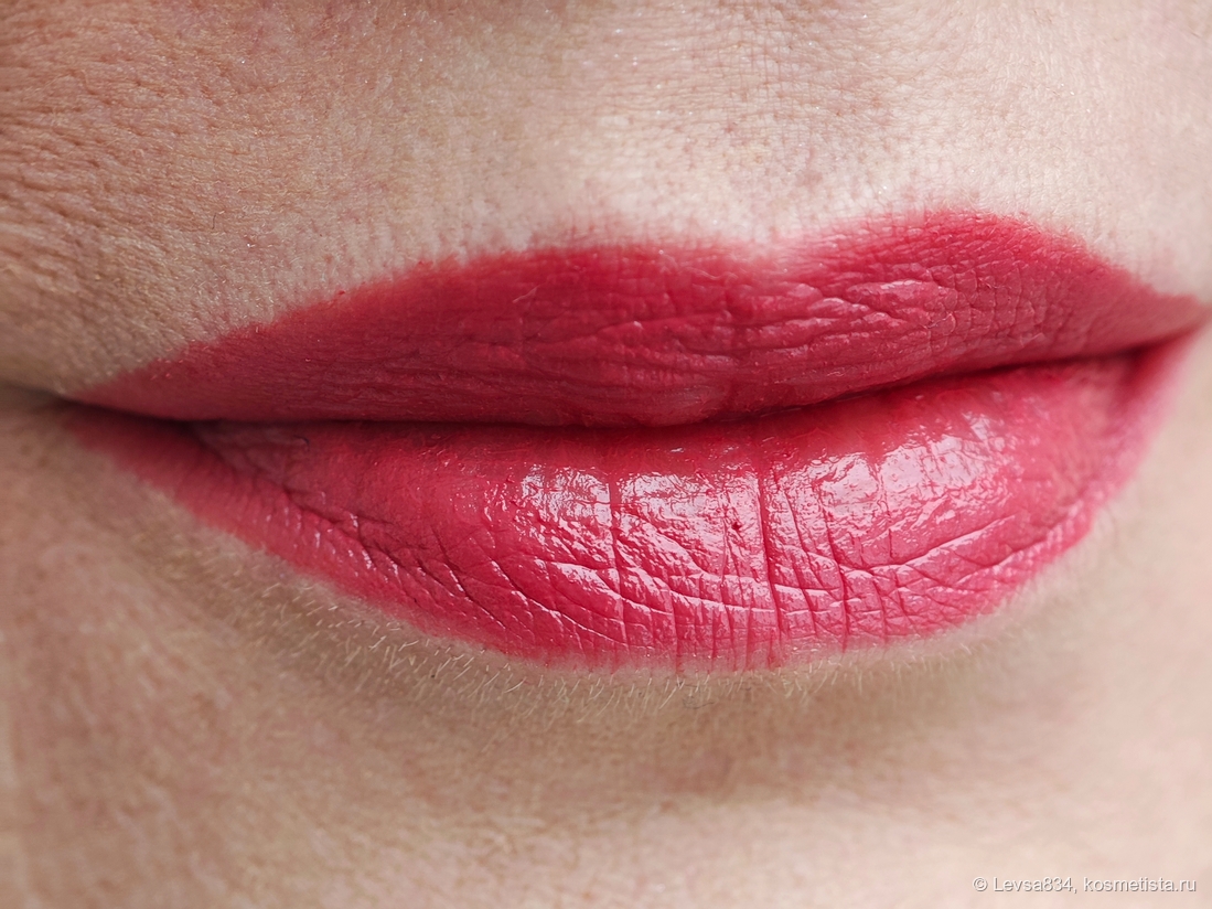 Здесь без карандаша, видно, как помада лежит на сухих участках губ и как обозначила чешуйки кожи, а также заметно, что прокрасить контур безупречно помаде не под силу - на нижней губе осталась плешь