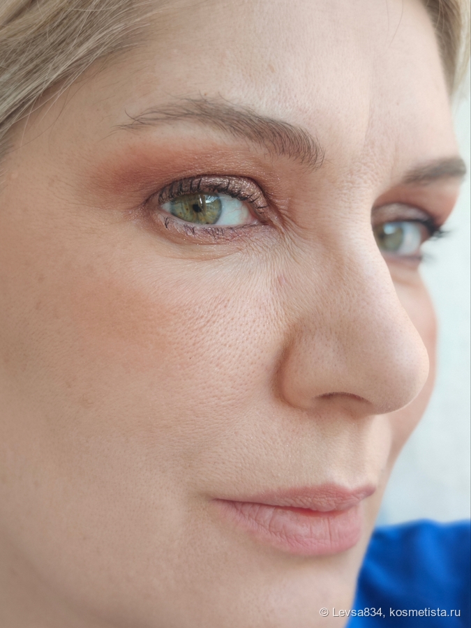 На губах и на щеках коралловый матовый