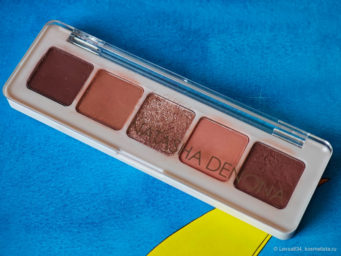 Не нашла я кадров с нетронутой палеткой, лет ей много уже. И оттереть не смогла полностью, пластик очень маркий, пигмент въедается намертво