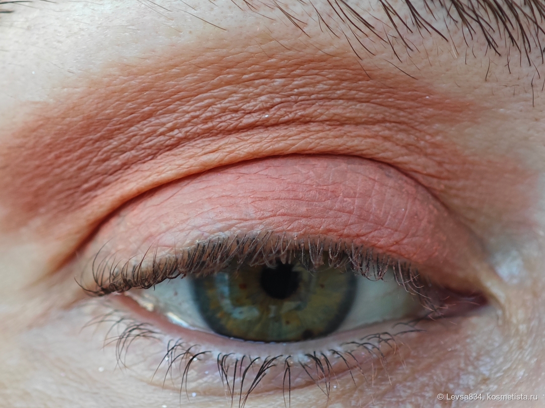 Доя сравнения на веке оба матовых светлых, вверху под бровью Izzy,, на подвижном - коралловый Plush