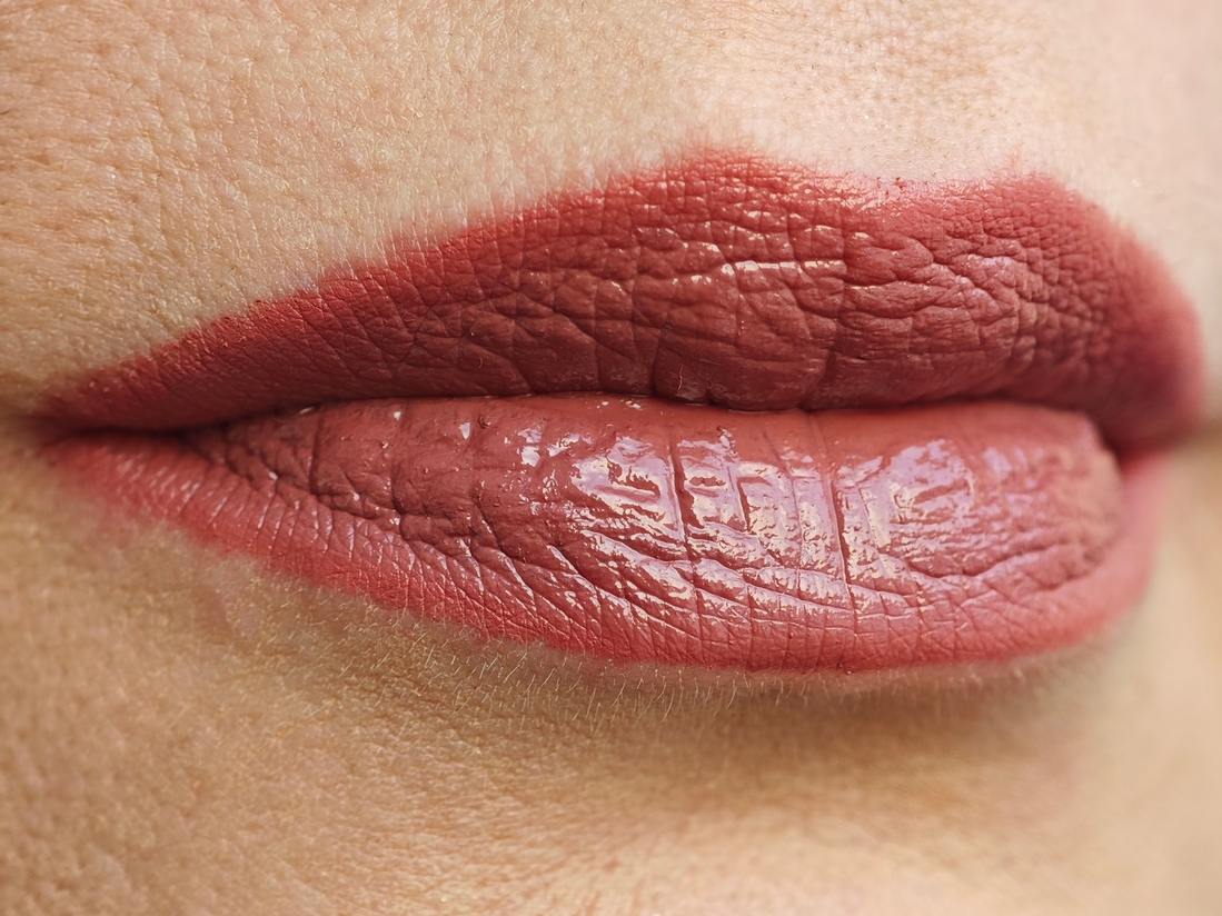 Контур подчёркнут карандашом, помада нанесена плотно на сухие губы