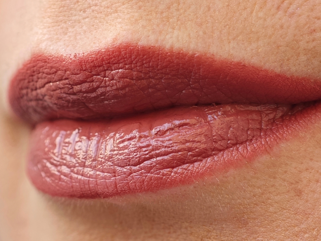 Плмада нанесена на очень сухую кожу губ - ощущение, что в морозы губы сильно уменьшаются в объёме. Помада легко покрыла все проблемные зоны, на слизистую тоже легла без проплешин