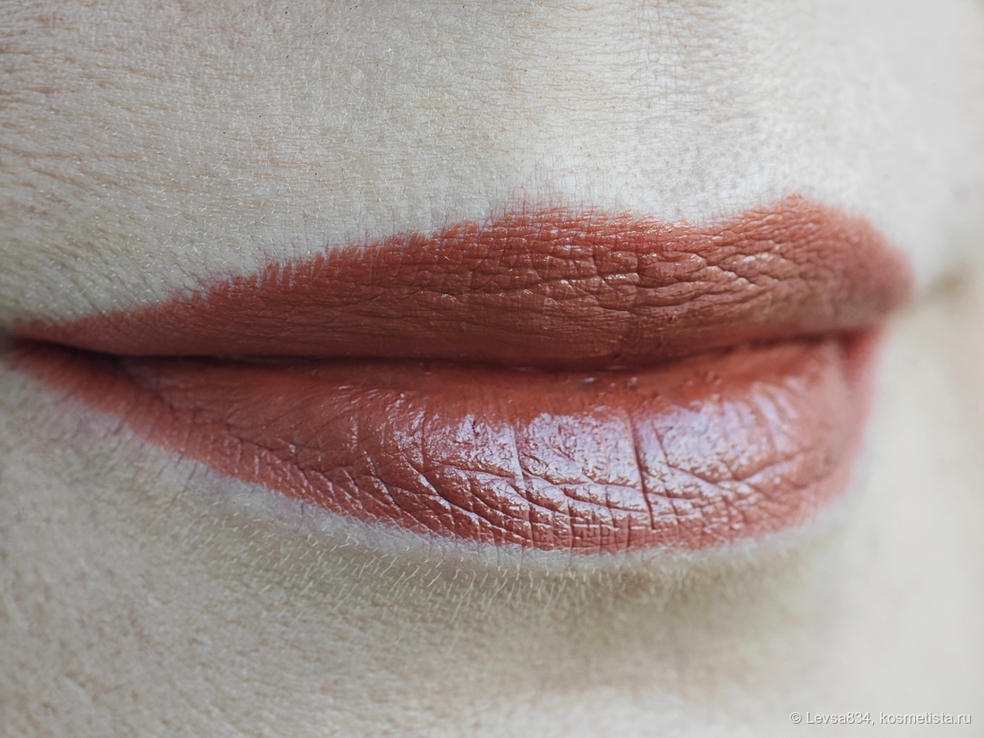 Видите, как в холодном свете помада бледнеет, превращаясь в нюд?