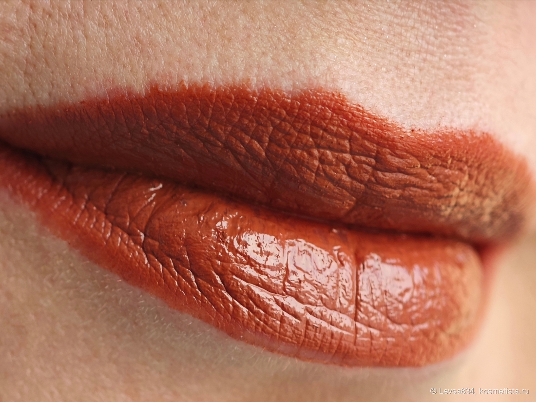 Без контурного карандаша - на ровном контуре помада ляжет ровнее. Солнечный свет