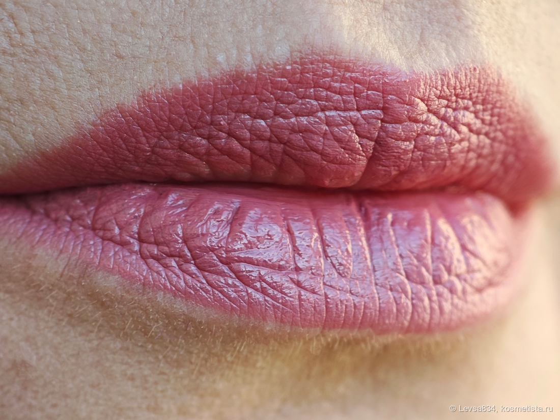 Помаду ношу без карандаша, в жизни неровности контура губ не столь заметны