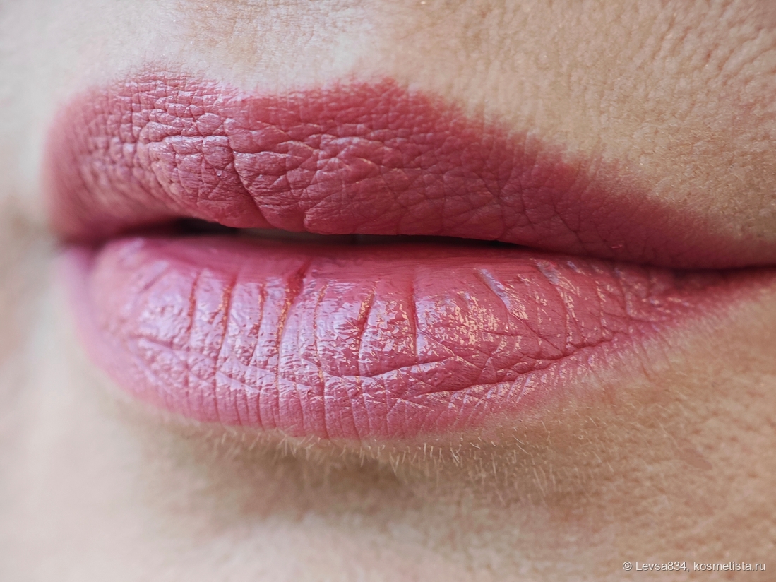 На слизистую часть помада ложится хорошо, но я наношу все помады на сухие губы. При таком освещении (самом обычном) в оттенке помады чётко заметна холодная лиловая составляющая