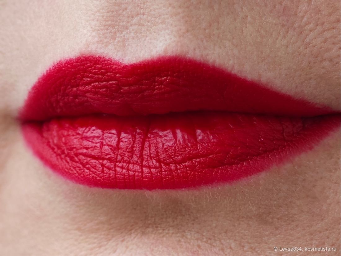 Помаду сначала нанесла на губы, затем карандашом разровняла край